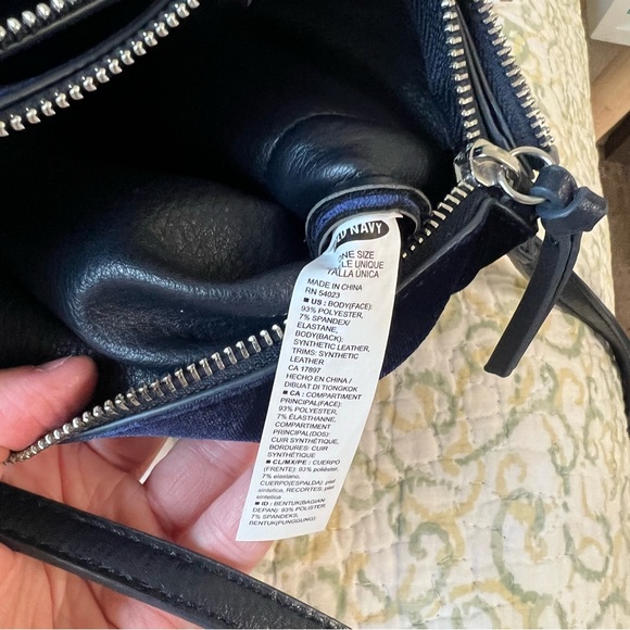 ⭐️3/$20 Old Navy blue velvet crossbody chevron quilted purse - Picture 3 of 9